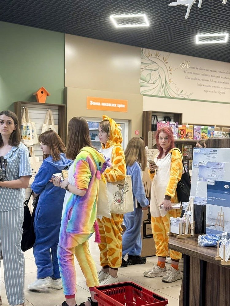 Ночная распродажа книг в Минске с подарками для визитеров в пижаме