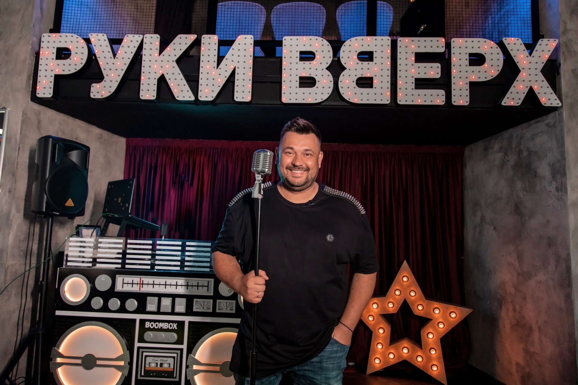 在明斯克体验90年代风情的'举手吧！酒吧'