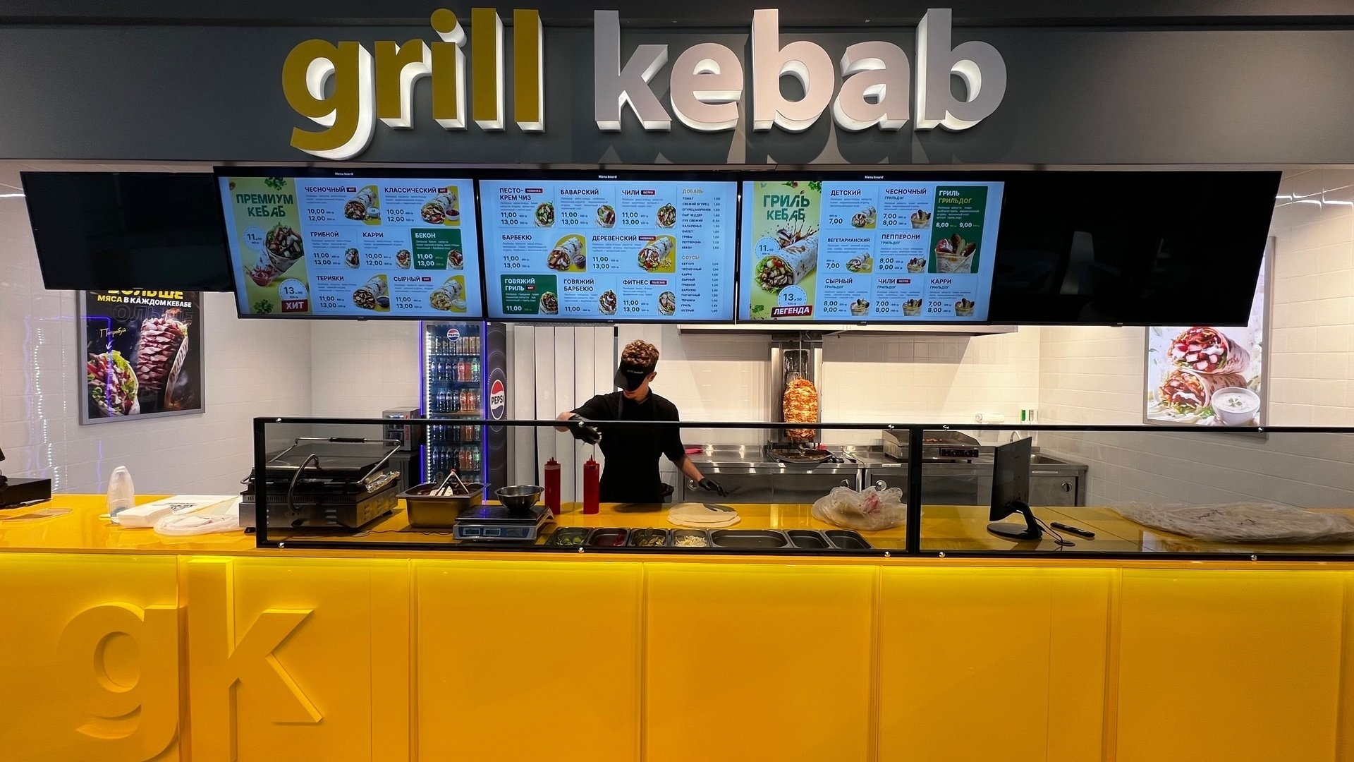 明斯克'Chervensky'购物中心新开'Grill Kebab'街头小吃店，免费赠送烤肉活动！