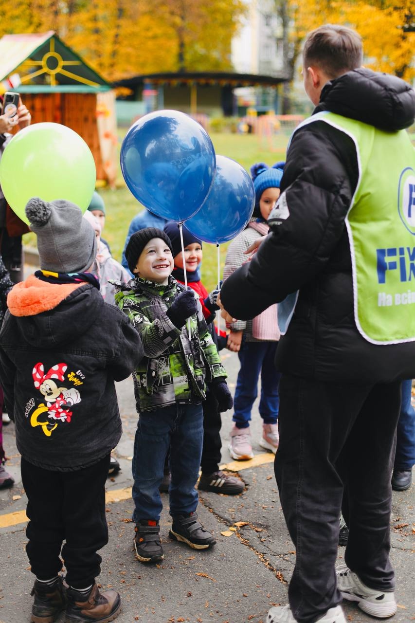 Детский праздник и высадка туи от сети магазинов Fix Price