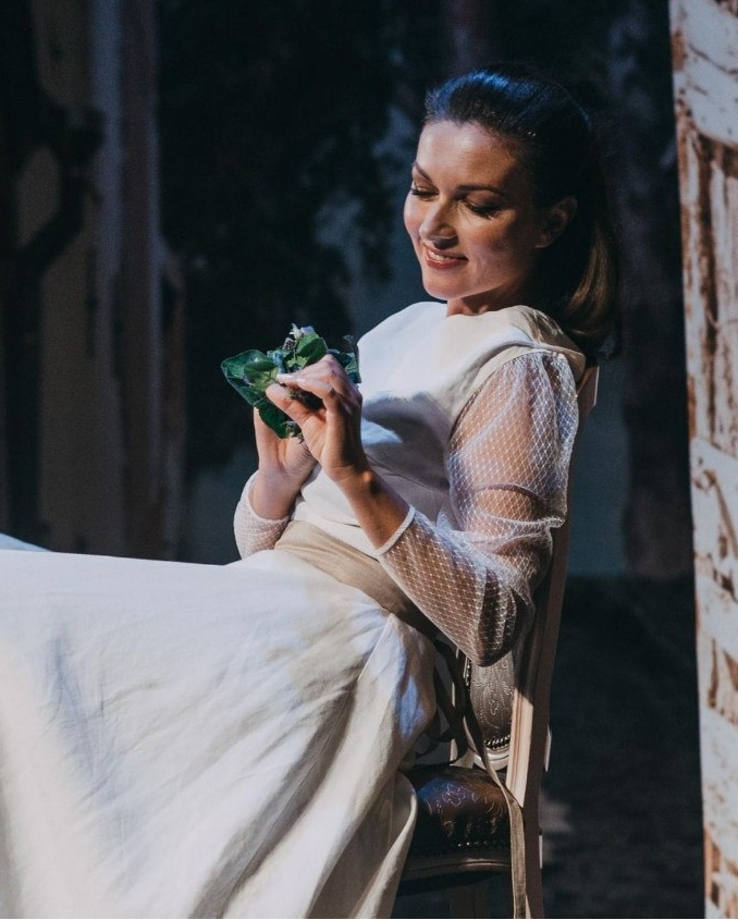 Lyric Comedy 'Ideal Witness' with the Star of the 'Do Not Be Born Beautiful' Series